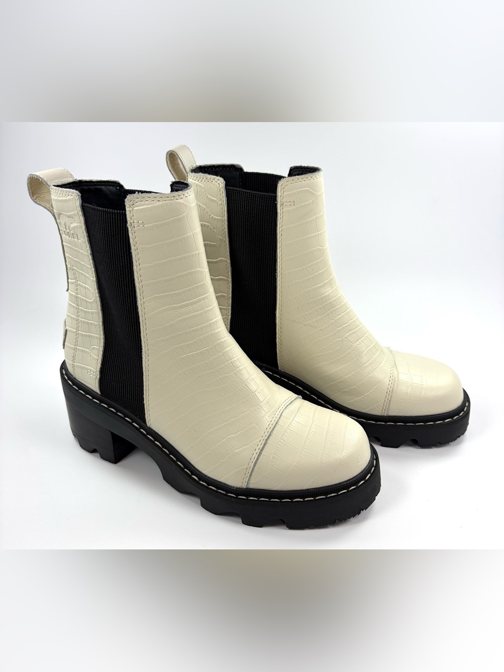 SOREL Joan Now Chelsea Boots Women 8 Chalk Croc Embossed Leather Lug Sole